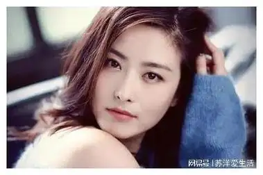 胡连馨出生于广东深圳毕业于中央戏剧学院中国内地女演员