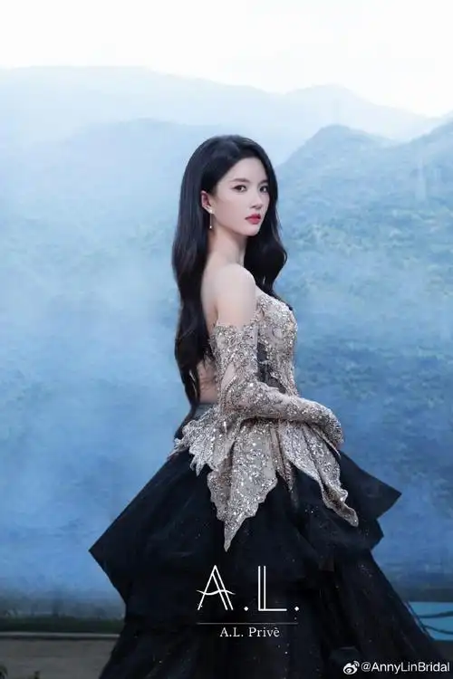 刘些宁身穿anny lin bridal【旷野生花】系列高定礼服亮相丝绸之路