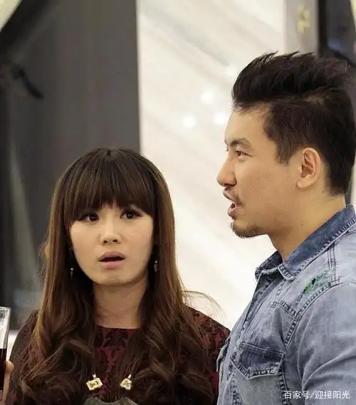 东方卫视万蒂妮,长相甜美口碑又好,原来她嫁给了自己的小学同学