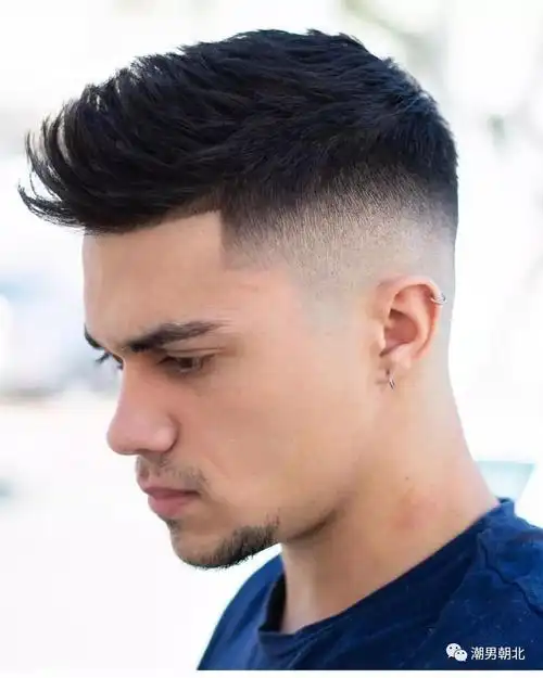 19年男生"不染不烫"的发型很受欢迎,这4款提升你的帅气!