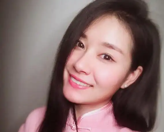 其实艾伦早在2013年,他就与相交多年的女友朱微玮于国庆举办婚礼,而且