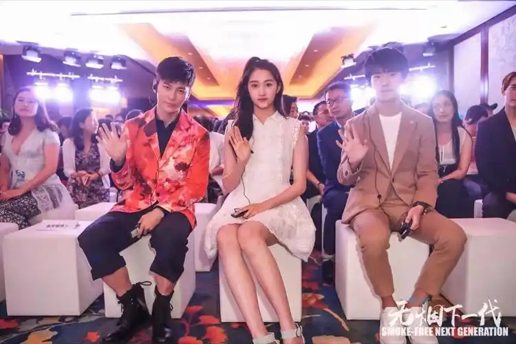 易烊千玺坐在关晓彤旁边合影,空气中弥漫着姐弟的气息