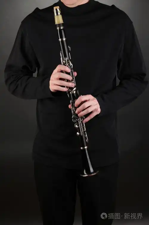 黑色背景上的单簧管演奏的音乐家