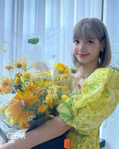 blackpink lisa 作为人气偶像,她的一举一动都会引起大众关注.