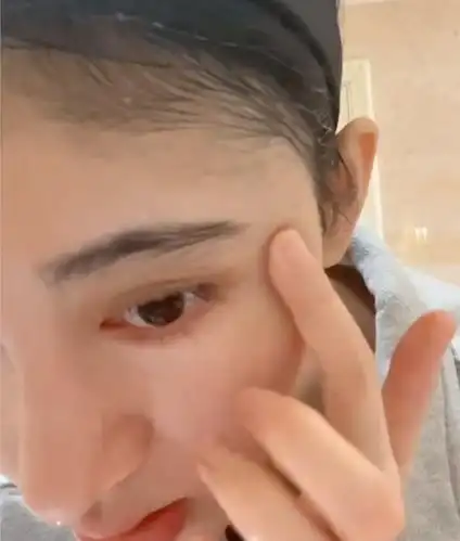 鞠婧祎公开洗脸过程妆容全部被洗掉后素颜状态很真实