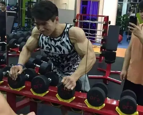 牛b中国19岁肌肉王者健身励志男神不止国外才有
