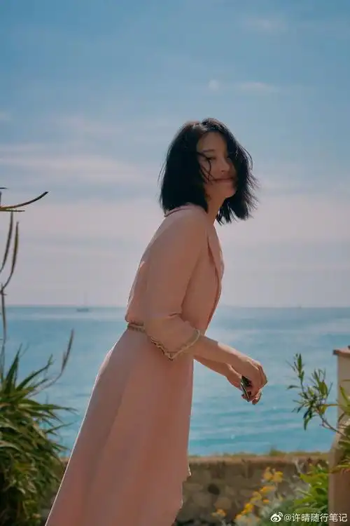 许晴52岁生日晒出短发自拍照干练清爽托腮嘟嘴十分可爱