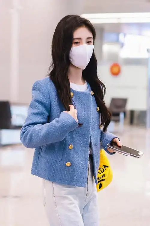 还是年轻人不怕冷鞠婧祎大冬天穿破洞牛仔裤真够时髦