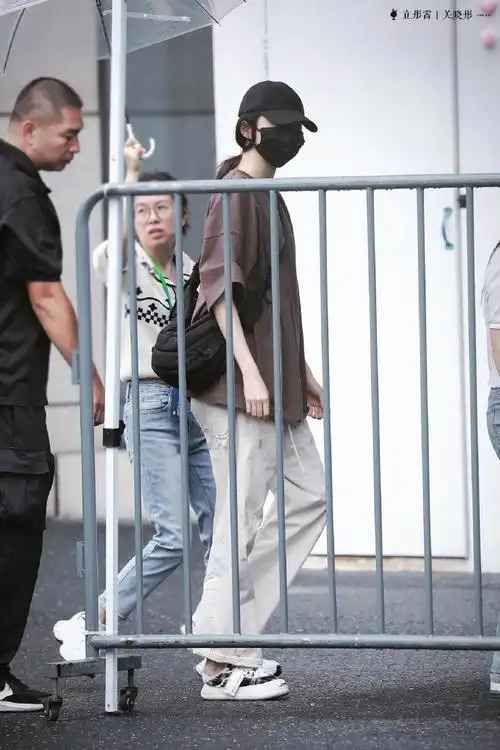 关晓彤超话#关晓彤王牌对王牌#上班92好喜欢这么穿鞋哦00@关晓彤