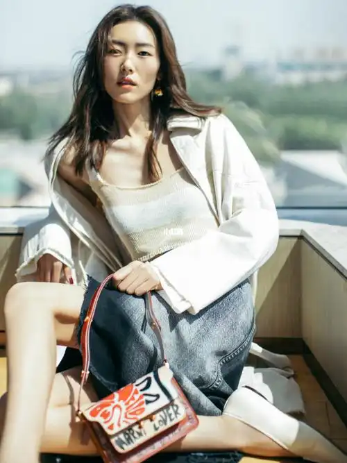 身穿marni 2021春夏系列,搭配最新520特别系列trunk手袋