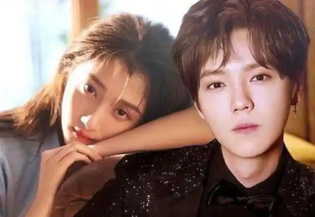 又撒糖?鹿晗直播拿走女友应援色梳子,手上戒指给足关晓彤安全感