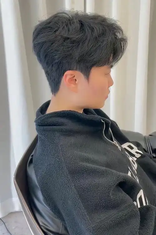 偏方偏圆的脸型可以长期露额头的三七分纹理气垫烫脸型偏长可以尝试