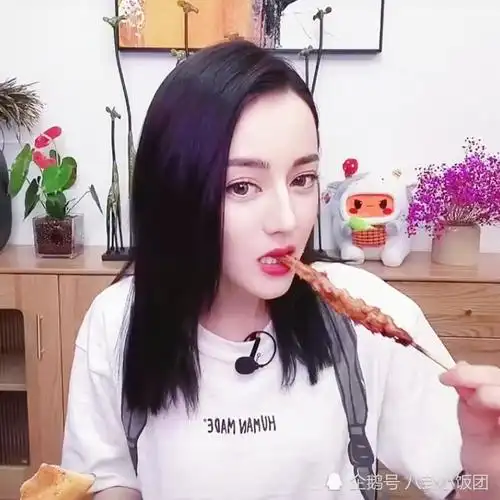 迪丽热巴在线直播吃播,自曝吃到好吃的第一反应竟是抖腿