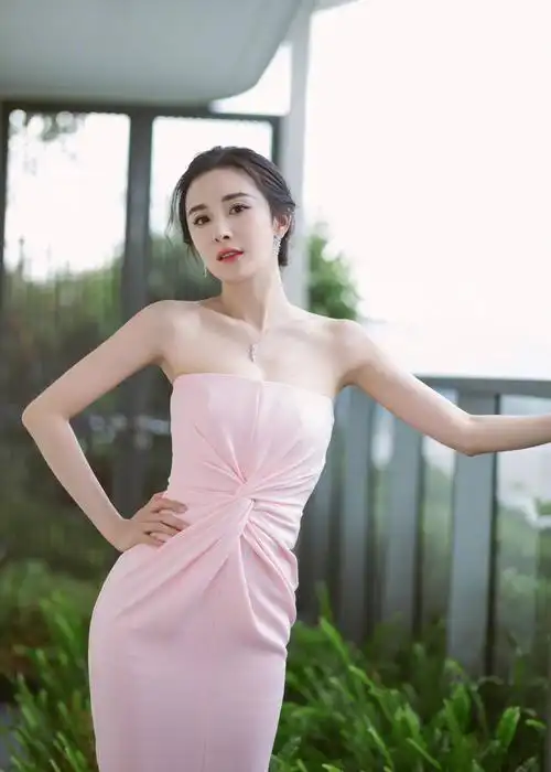 杨幂解锁两套2020春夏服装,黑裙性感粉裙娇艳,大长腿格外抢镜