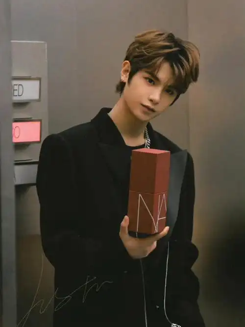 黄明昊好帅啊nars发的签名照片