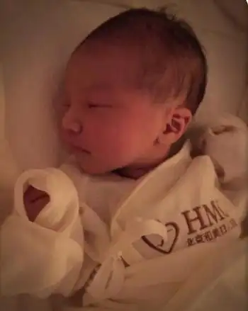 彭坦春晓晒高鼻梁女儿 这对恩爱夫妻是黄晓明angelababy低调版