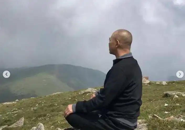 而照这张照片当中,李连杰的光头形象,让人不禁想起了他在少林寺当中的