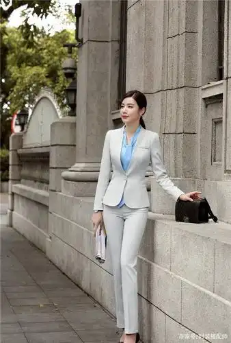 街拍:女生穿上西装一样时尚帅气,一点不输男生!