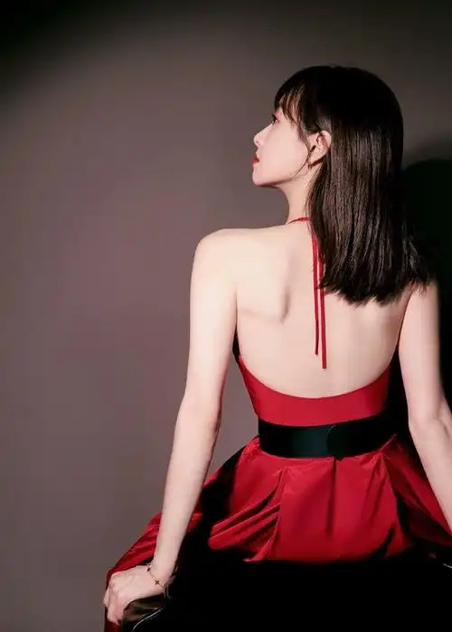 红裙女神宋茜,高冷魅力惊艳全场!