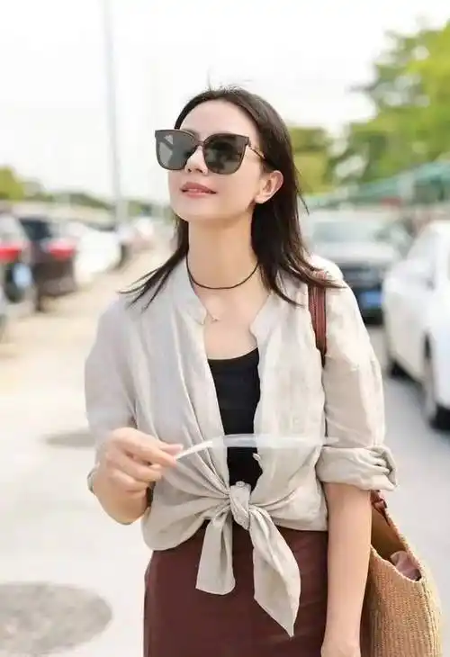高圆圆引领了一股新的穿衣潮流——衬衫打结法,悄然风靡,这种穿衣方式