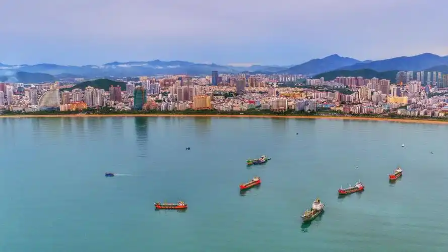 三亚市内有著名的第一市场,老街,天涯海角,南山寺,中国热带野生动植