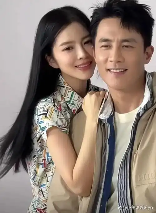 王灿成都过年杜淳陪老婆逛街吃饭驾驶百万级迈巴赫太招摇