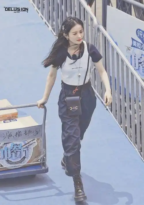 赵丽颖可以去参加女团了工装裤搭皮靴酷帅又显腿长