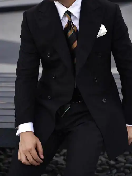 光泽感十足黑色双排扣暗条西装
