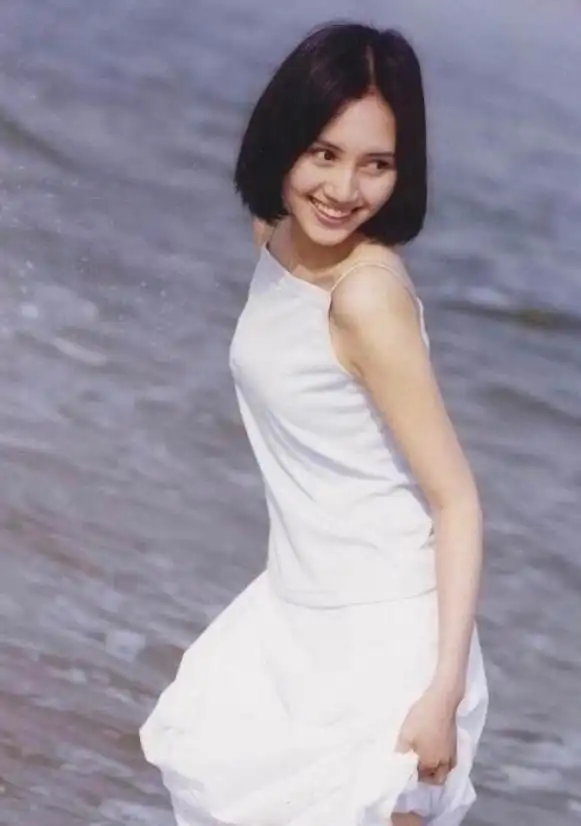 袁泉刚出道时到底有多美?当年轻时照片曝光后,网友:一眼万年!