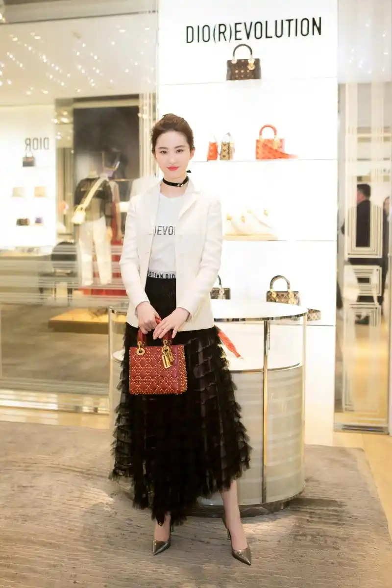 刘亦菲亮相dior迪奥 二零一七春夏系列臻赏酒会
