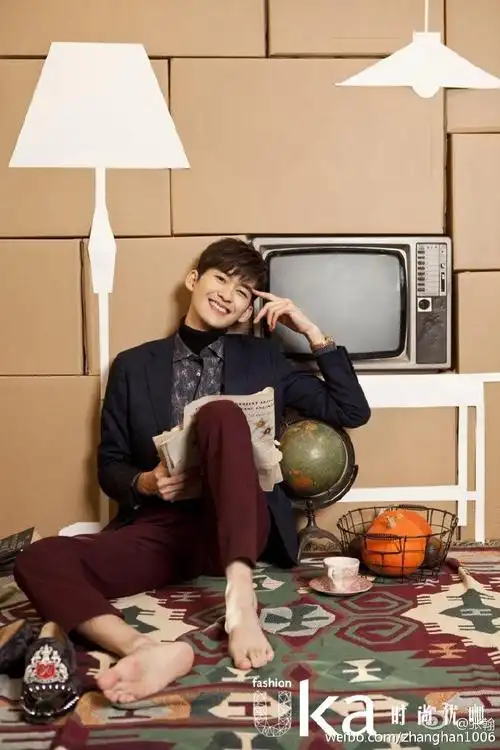 张翰深夜晒酷照撩妹网友还是觉得跟爽很配啊