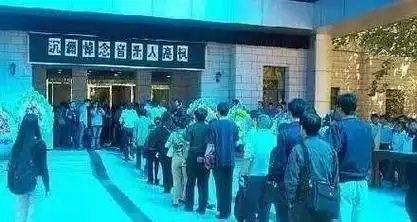 他被传章子怡"初恋",唱《大中国》写《笨小孩》爆红,34岁去世