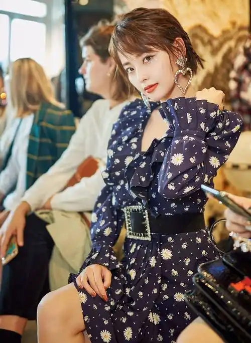 张嘉倪女神的白色花朵图案的连衣裙搭配银色一字带高跟凉鞋.