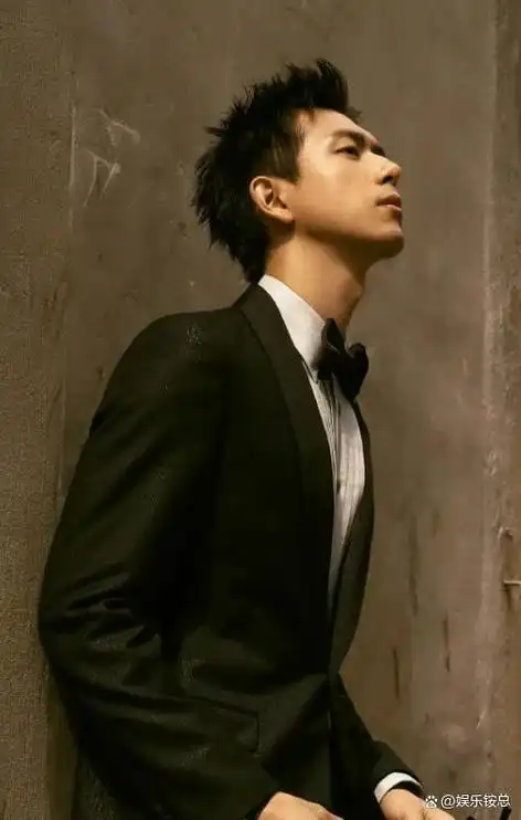 李现是一位充满阳刚之气的痞帅大帅哥,在内娱界中独树一帜.