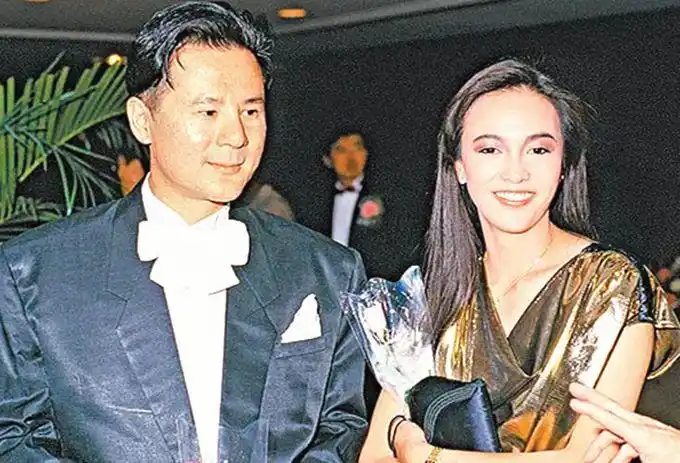 62岁郑裕玲晒自拍双腿纤瘦似牙签大赞20岁小鲜肉好帅气