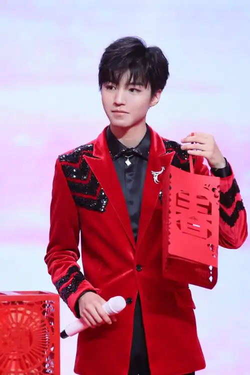 东方春晚再送新图 王俊凯温情开嗓陪你过大年