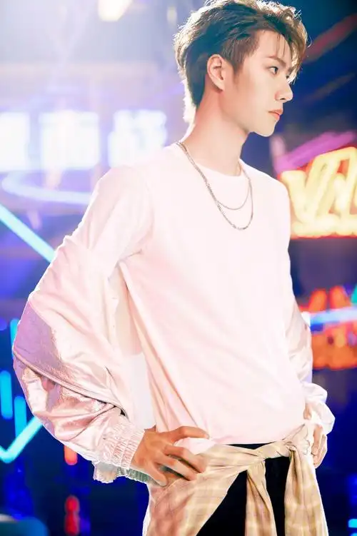 有王一博的高清无水印壁纸吗? - 知乎