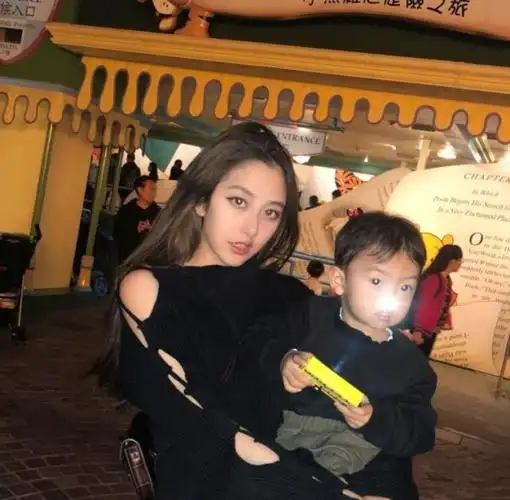 几年前爆红一字马女神卓仕琳现结婚生子身材不像已是孩子的妈妈