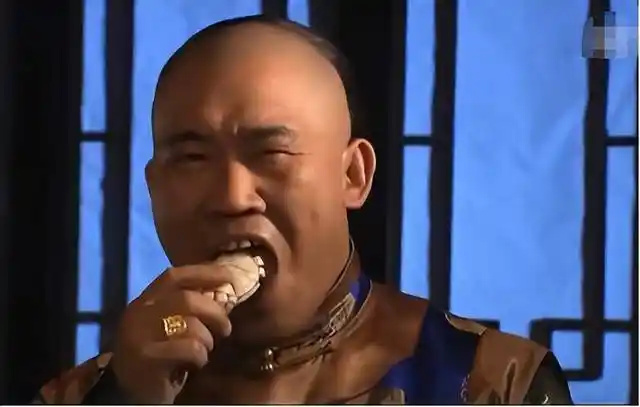 结果,坏小子韩荣发也凑到白景琦那桌起哄.