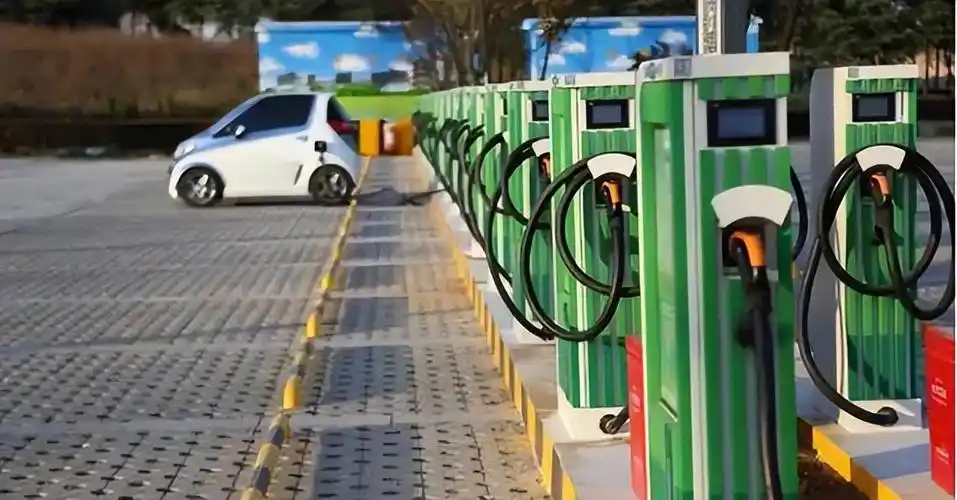 10 月电动汽车公共充电桩环比增加 3.9 万台,河南年底前100%覆盖高速