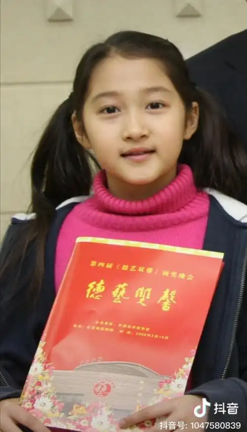 关晓彤小时候参加活动的照片,珍藏版,估计关关自己都没有 #关晓彤