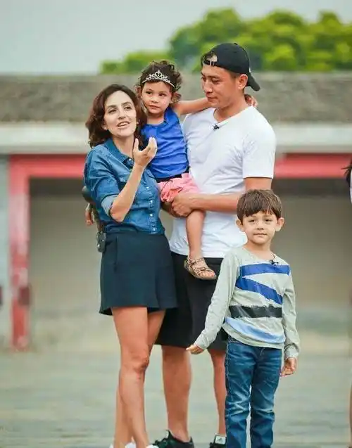 刘烨晒儿子诺一近照,长大后越来越"何炅化",说好的高颜值?