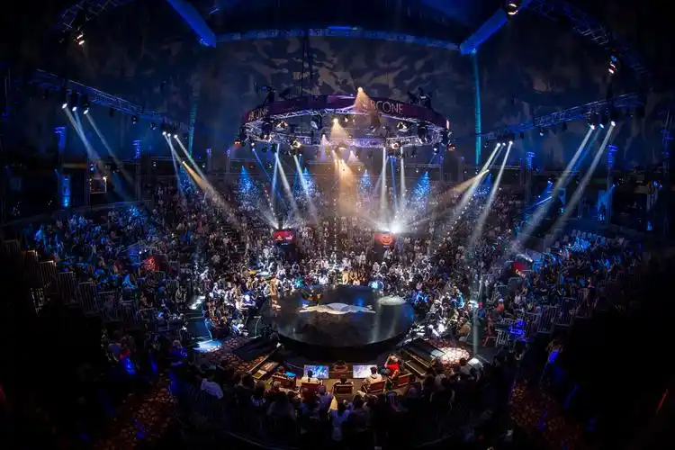 p>红牛街舞大赛(red bull bc one)是由红牛公司举办的一个世界街舞