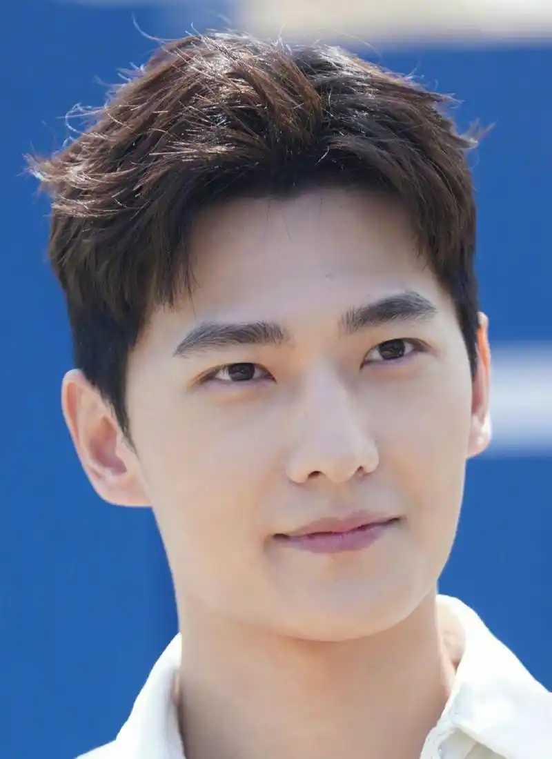 今天的杨洋,户外自然光高清相机怼脸,别的不说,32岁男性拥有这种肤质