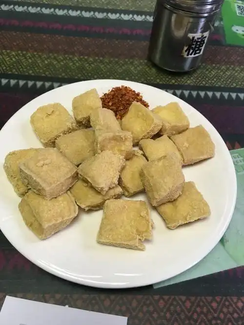 客栈助理推荐的小吃～包浆豆腐一般,就是嫩豆腐油炸～铁板鸡豆粉很