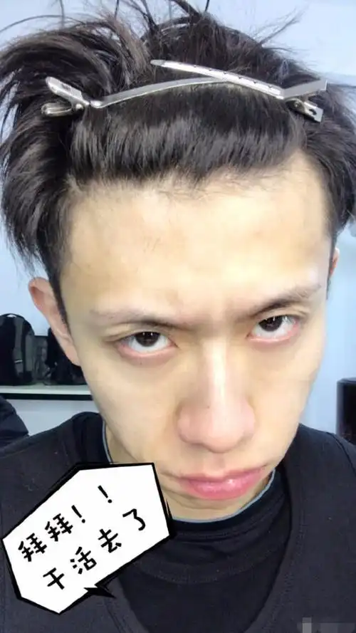 张一山深夜开工,晒素颜照眼里充满血丝,穿三层保暖惹粉丝心疼!_化妆