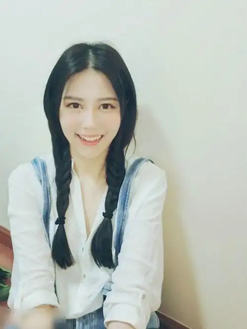 20岁最美女留学生私照曝光,被网友称清纯可爱.