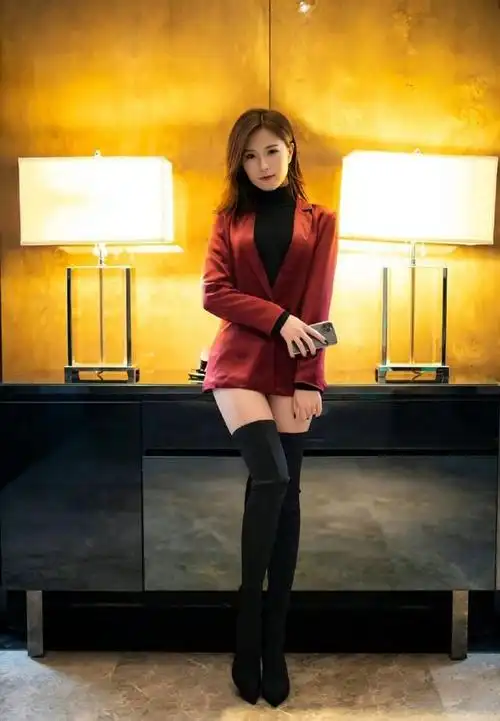 美女穿红色外套搭配长靴完美修饰笔直大长腿美丽迷人