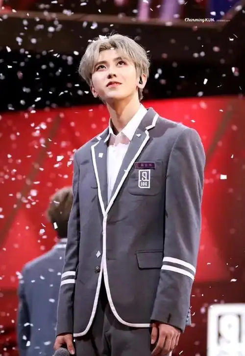 蔡徐坤银发归来,网友:是偶练那味儿了