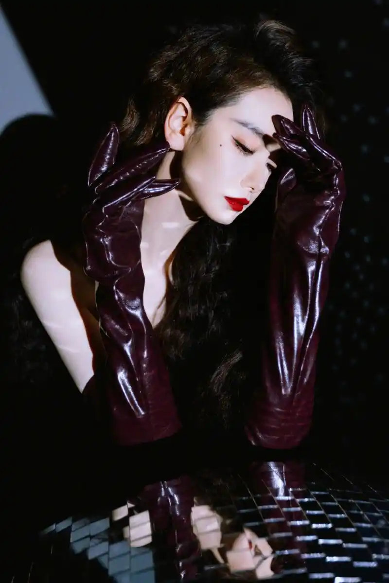 戚薇卷发红唇魅力十足 #戚薇